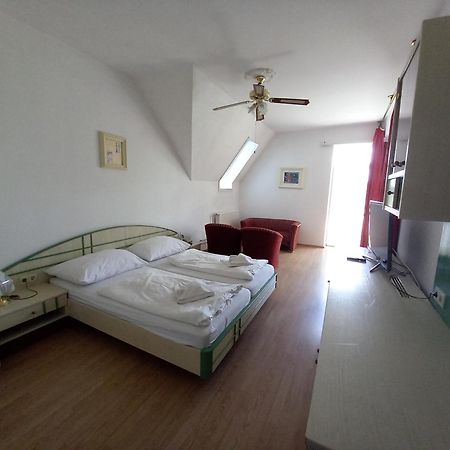 Hotel Familia Zamárdi エクステリア 写真