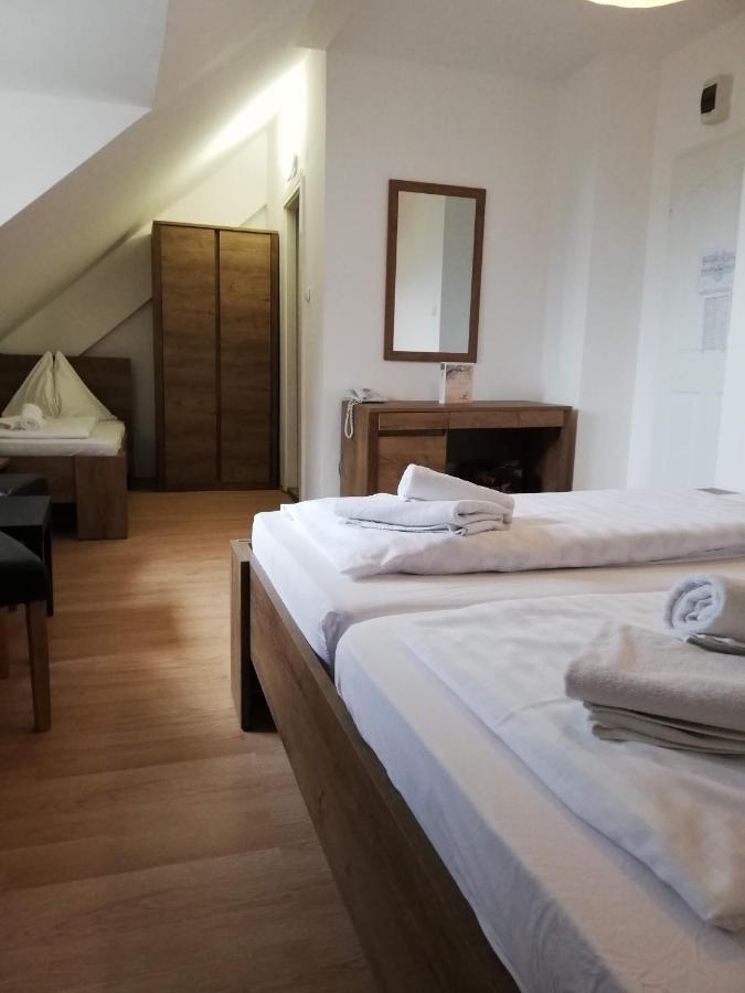 Hotel Familia Zamárdi エクステリア 写真