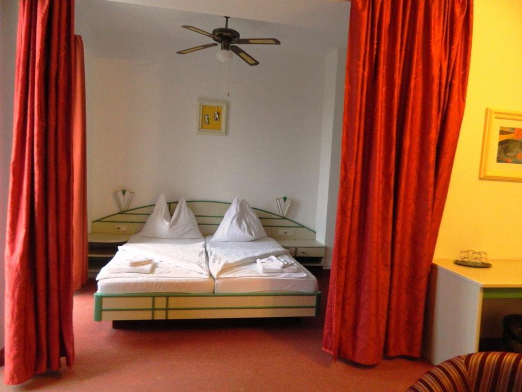 Hotel Familia Zamárdi エクステリア 写真