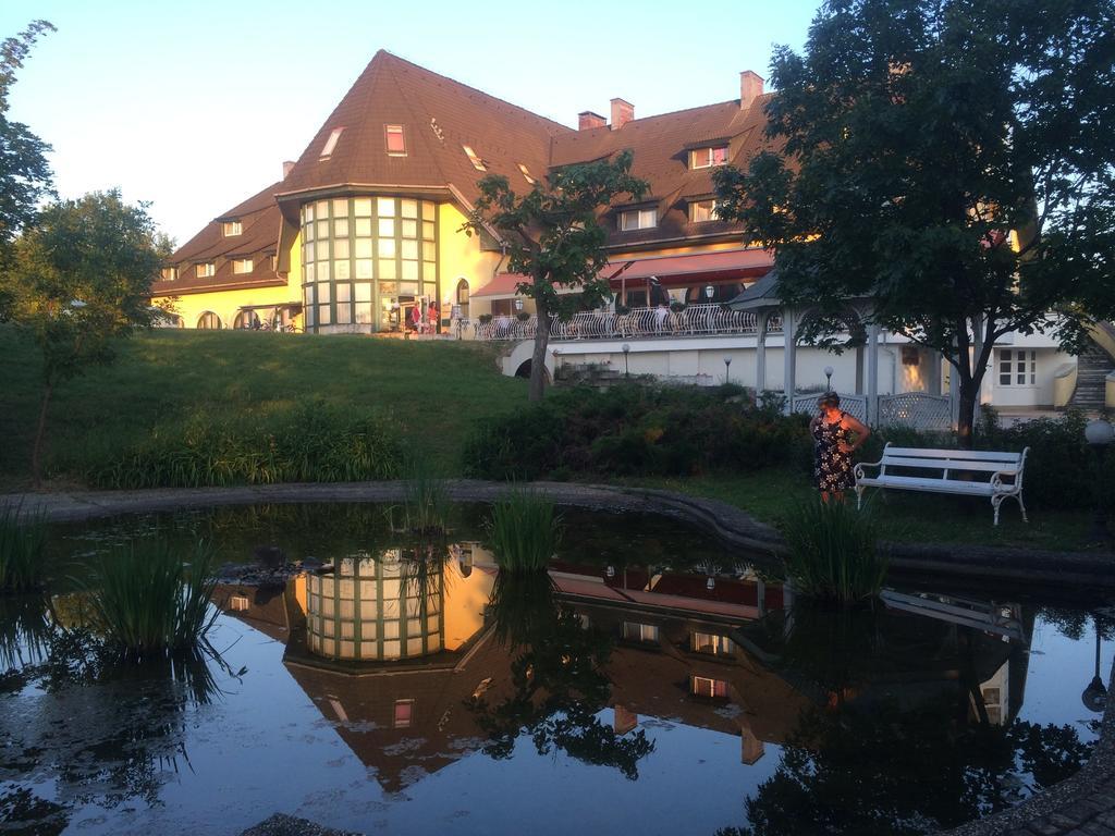 Hotel Familia Zamárdi エクステリア 写真
