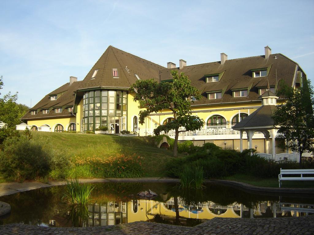 Hotel Familia Zamárdi エクステリア 写真