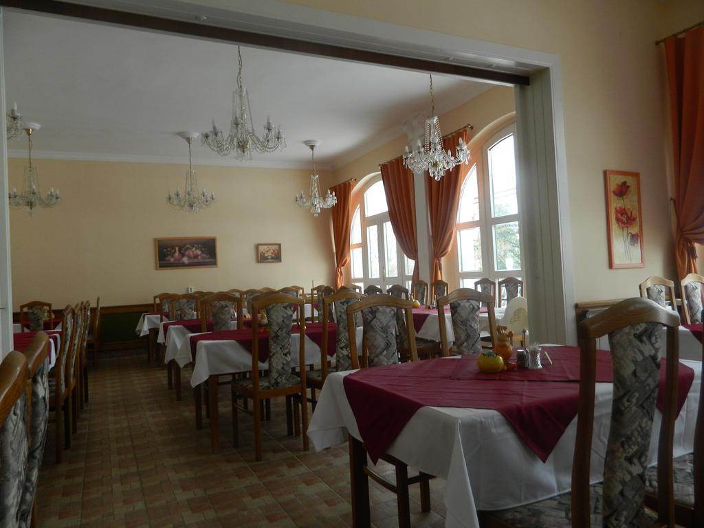 Hotel Familia Zamárdi エクステリア 写真