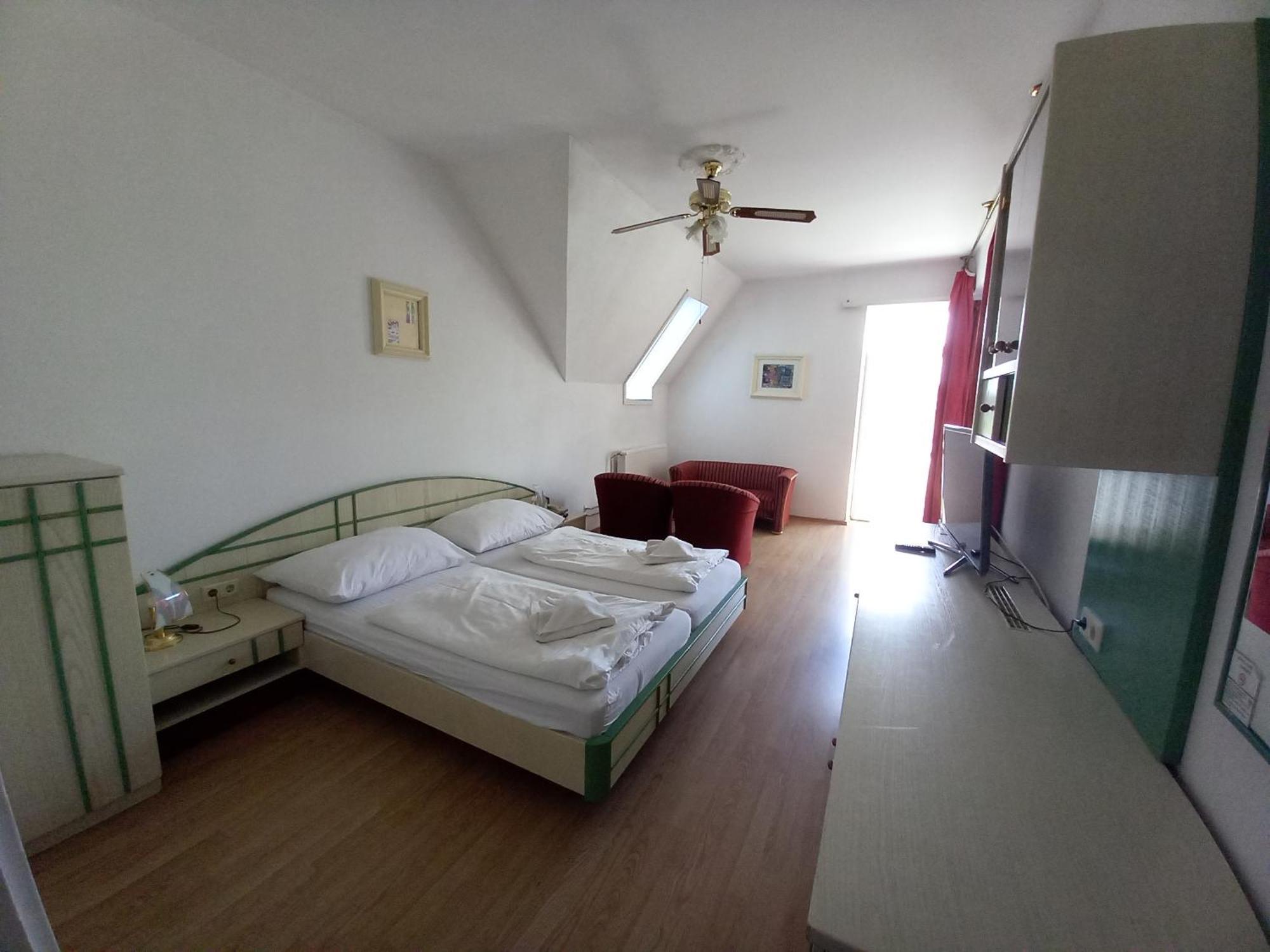 Hotel Familia Zamárdi エクステリア 写真